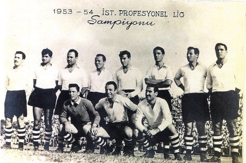  1953-1954 İstanbul Profesyonel Ligi şampiyonu Beşiktaş kadrosu.