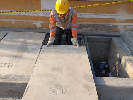 Distrito avanza instalación de tapas y rejillas que estaban deterioradas en el Centro Histórico.
