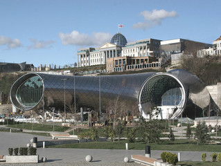 Teatro musical de Massimiliano Fuksas na Geórgia parece um instrumento