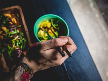 Gesunde Snacks für unterwegs: Power-Food für Businessleute und (berufstätige) Mütter mit wenig Zeit