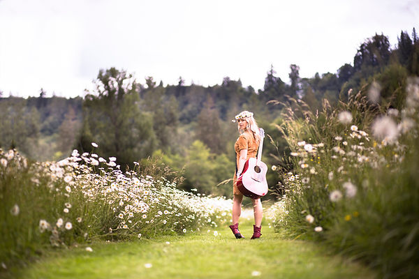 Yana guitar web.jpg