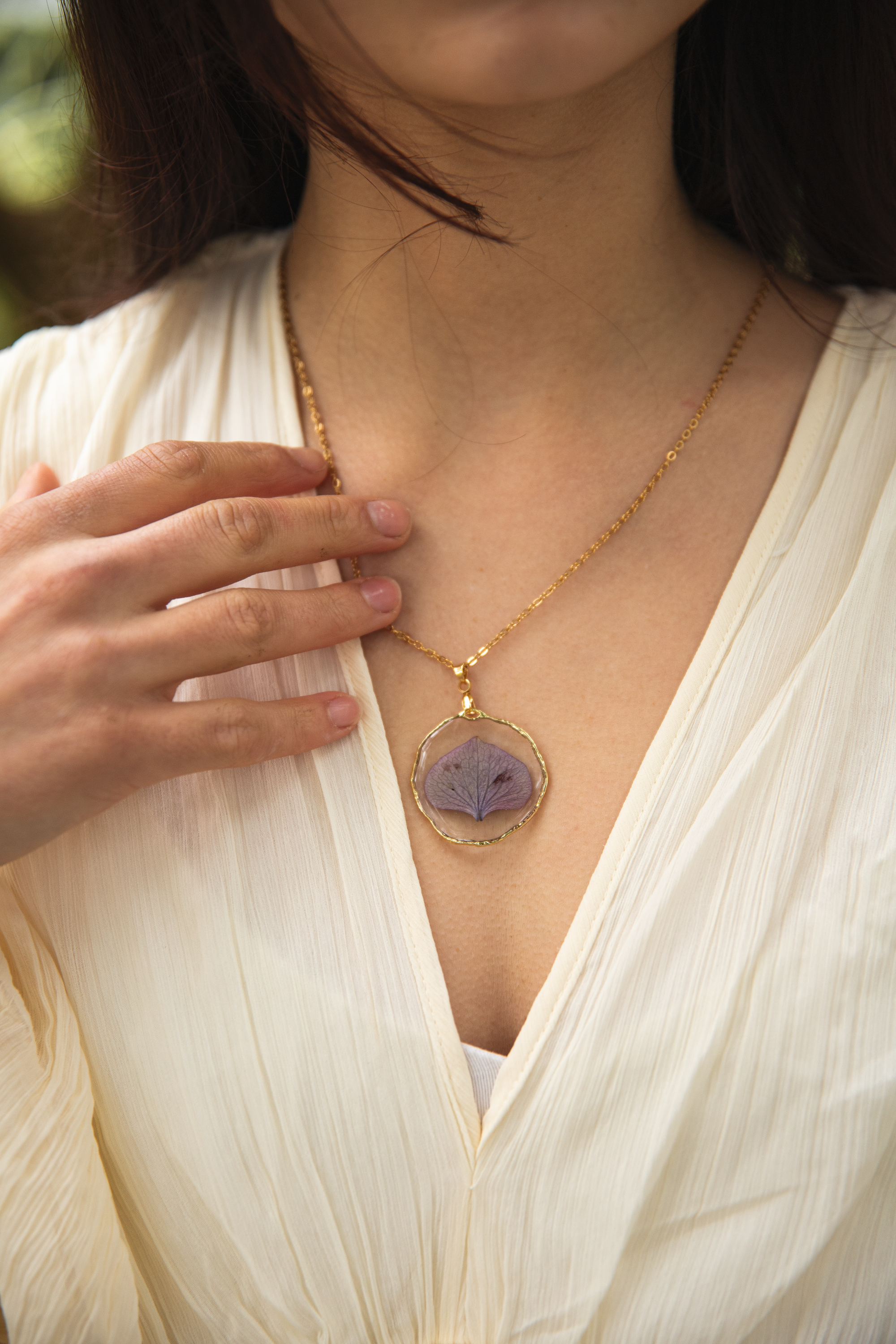 Collier doré avec véritable pétale d'hortensia