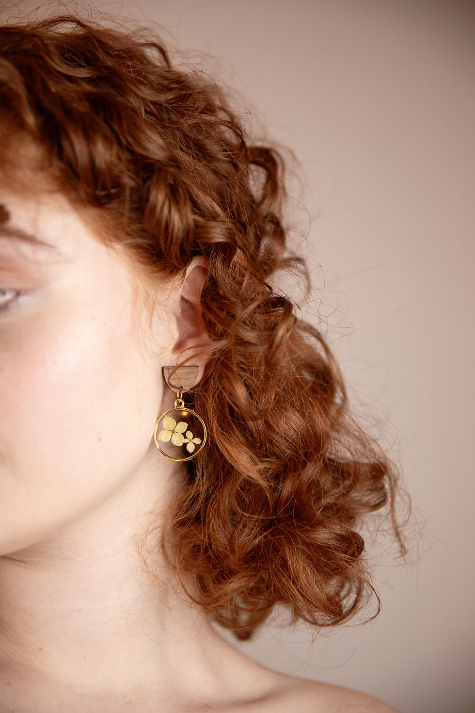 Boucles d'oreilles dorées hortensia et bois