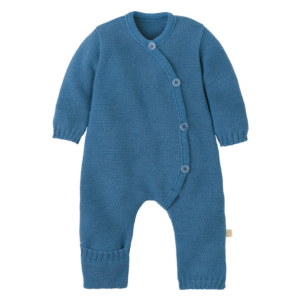Disana gebreide babyoverall in duifblauw van 100% biologische merinowol, met lange mouwen en pijpen.