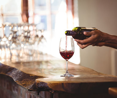 verre vin rouge serveur AdobeStock_114239200.jpg