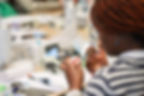 Étudiante en plein apprentissage lors d'une formation chez DMBA.