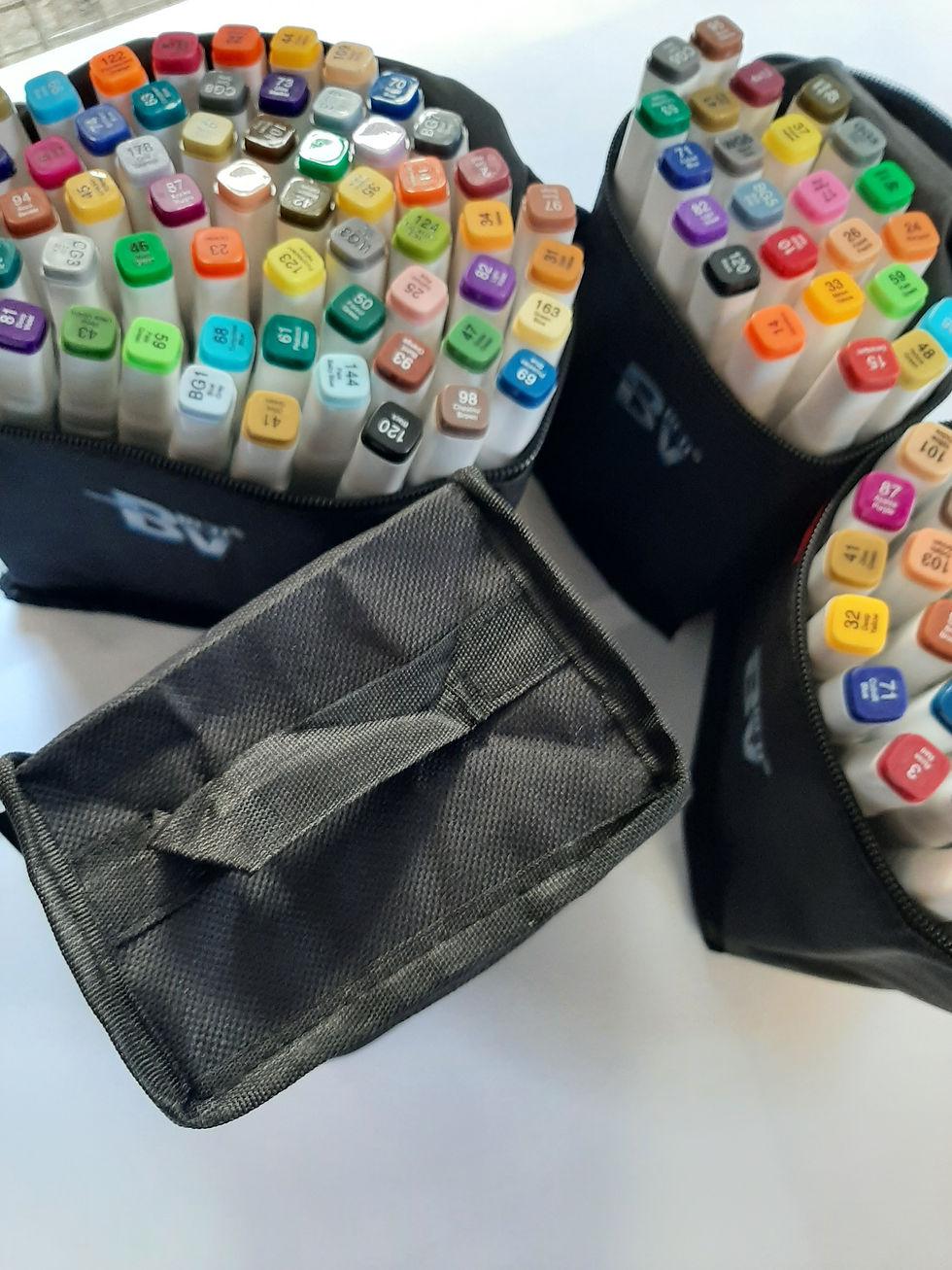 Прев'ю: Скетчмаркери BV у чорних сумках