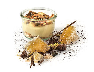 36000091_36000122_Bienenstich_Biskuit_Vanillecreme_Honig_Schokolade_Nuesse_edited.jpg