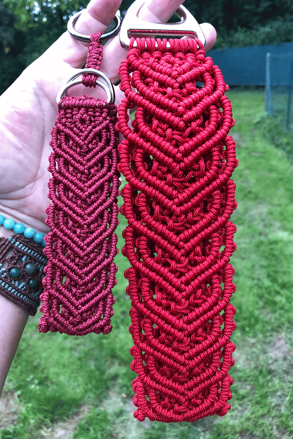 Zwei DIY Halsbänder in Makramee-Herzmuster