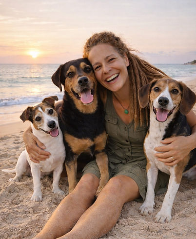 Simone mit ihren drei Hunden am Strand – das Rudel hinter Pfotengefährten