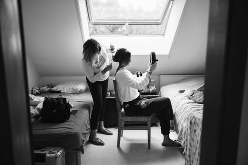 La mariée se fait coiffer dans une chambre, photo en noir et blanc – par Julien Stevens Photography