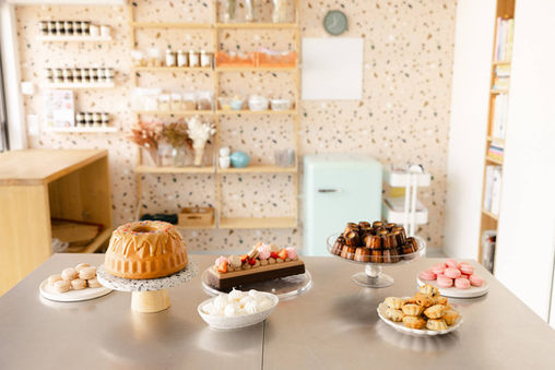 Table dressée avec kouglof, entremets et mignardises dans une ambiance chaleureuse – par Julien Stevens Photography