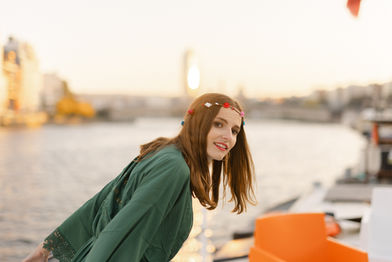 Woman in green dress laughing in an urban setting – lightness and complicity
