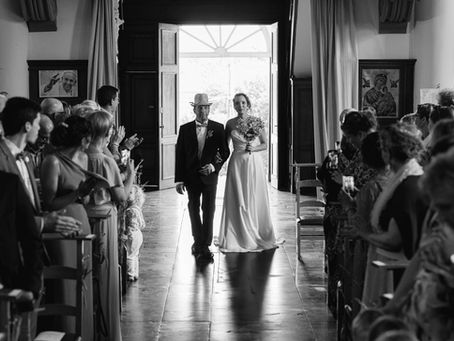 Entrée à l'église de la mariée et de son papa par Julien Stevens Photography