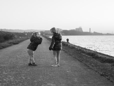 Petite fille raconte un secret à sa cousine dans une ambiance nostalgique - Par Julien Stevens Photography