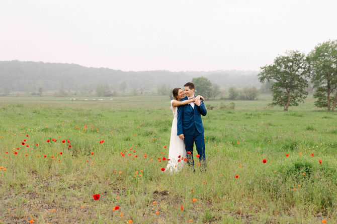 Couple marié s’étreignant dans un champ ouvert – par Julien Stevens Photography