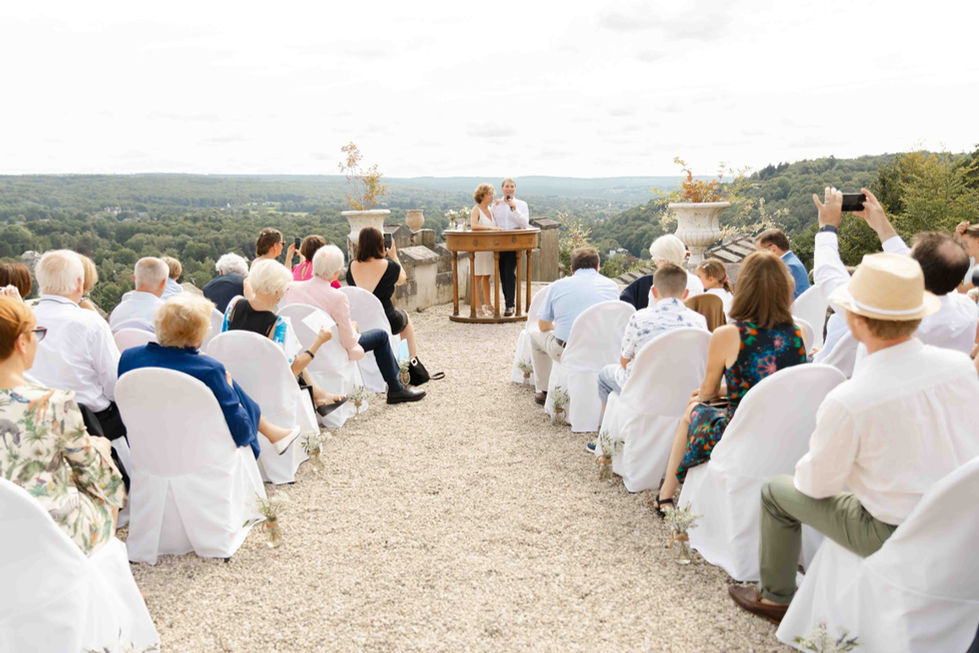 Cérémonie de mariage en extérieur avec une vue dégagée sur la vallée – par Julien Stevens Photography