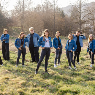 groupe d'amis amusés lors d'un EVJF par Julien Stevens Pohtography