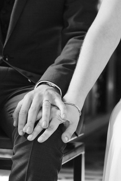 Mains entrelacées de la mariée et du marié, photo en noir et blanc – par Julien Stevens Photography