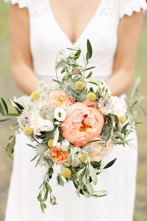 Bouquet de fleurs pastel tenu par la mariée – par Julien Stevens Photography