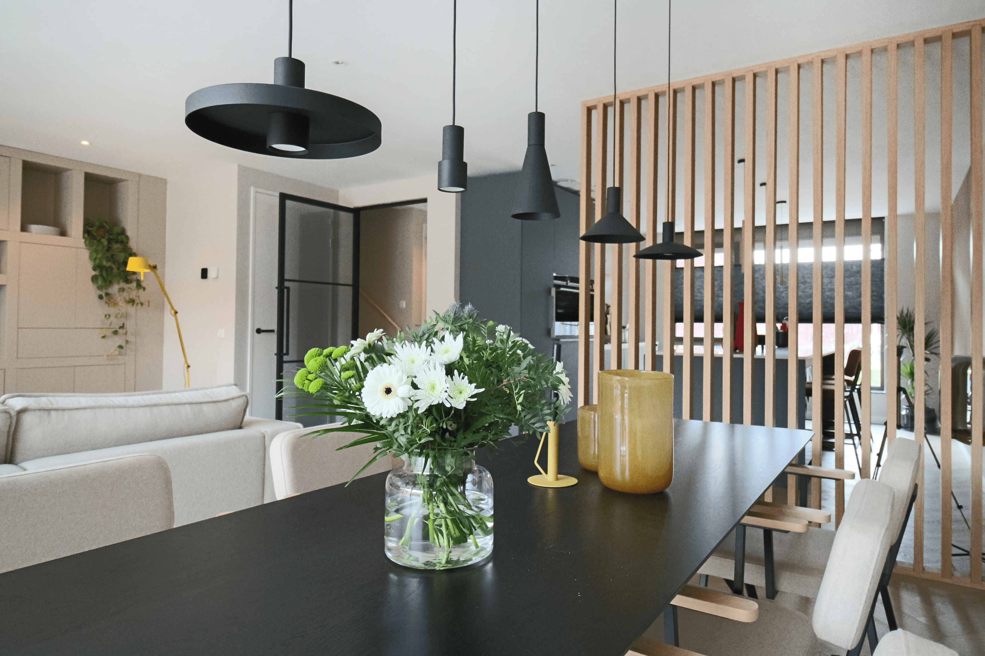 Eetkamertafel-en-keuken-min.gif