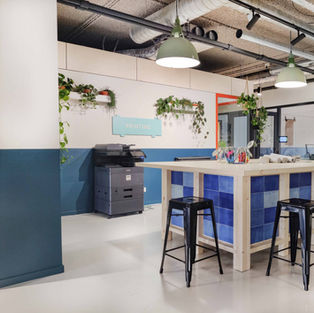 Maatwerk werktafel van multiplex voor een kantoorinrichting in microlab rotterdam