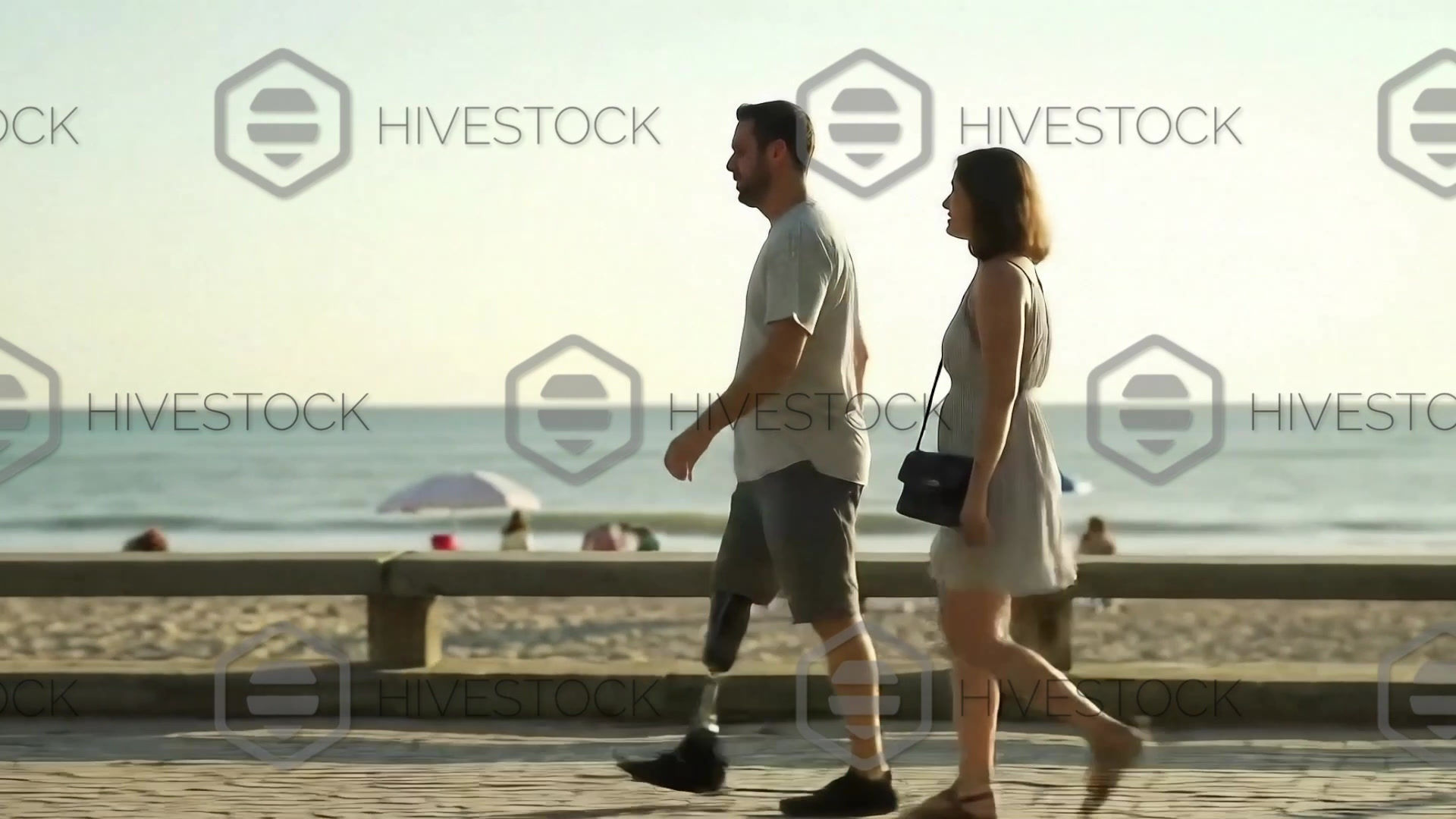 Hivestock_Casal andando orla da praia
