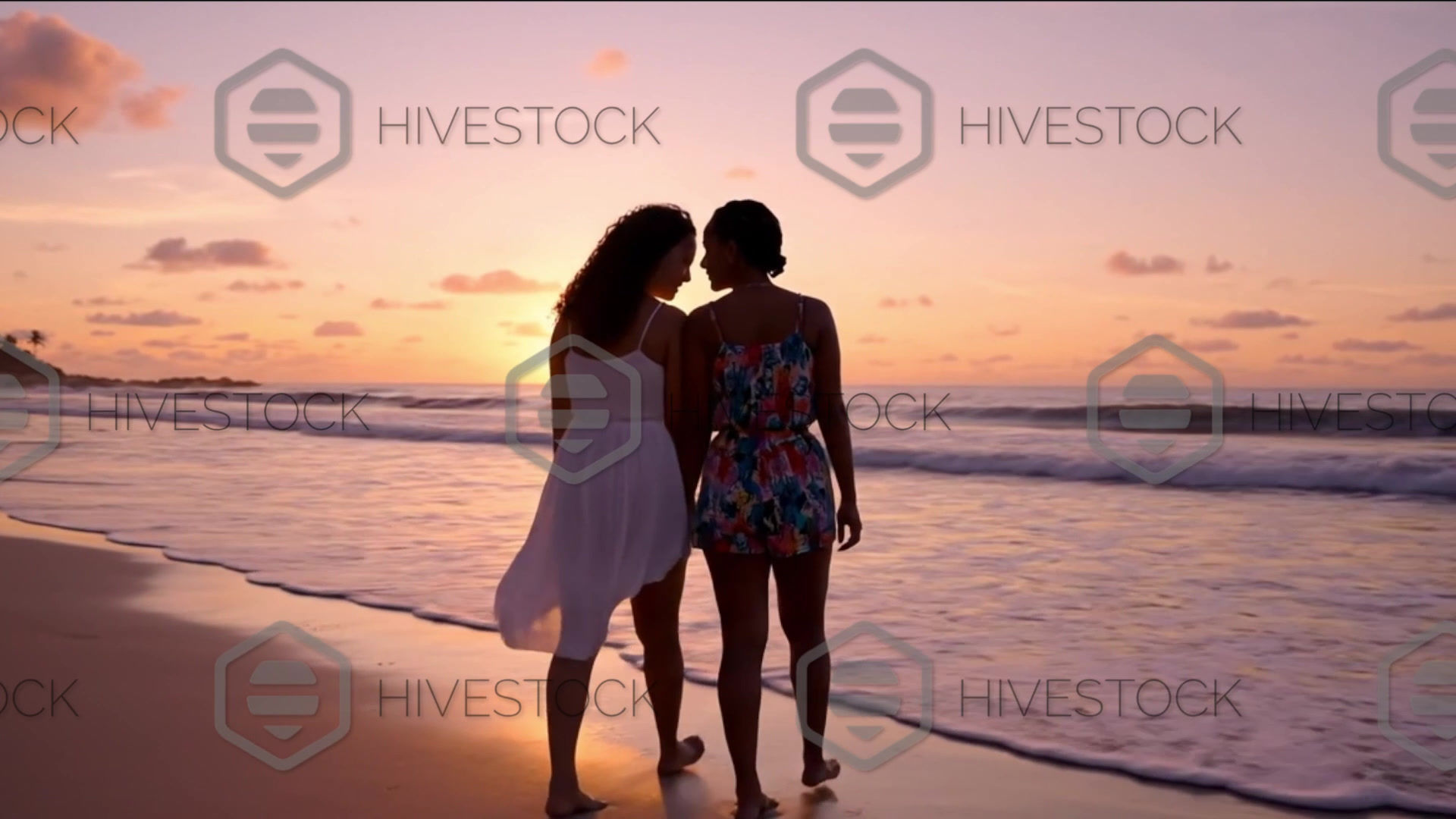 Hivestock_Casal homoafetivo na praia mulheres