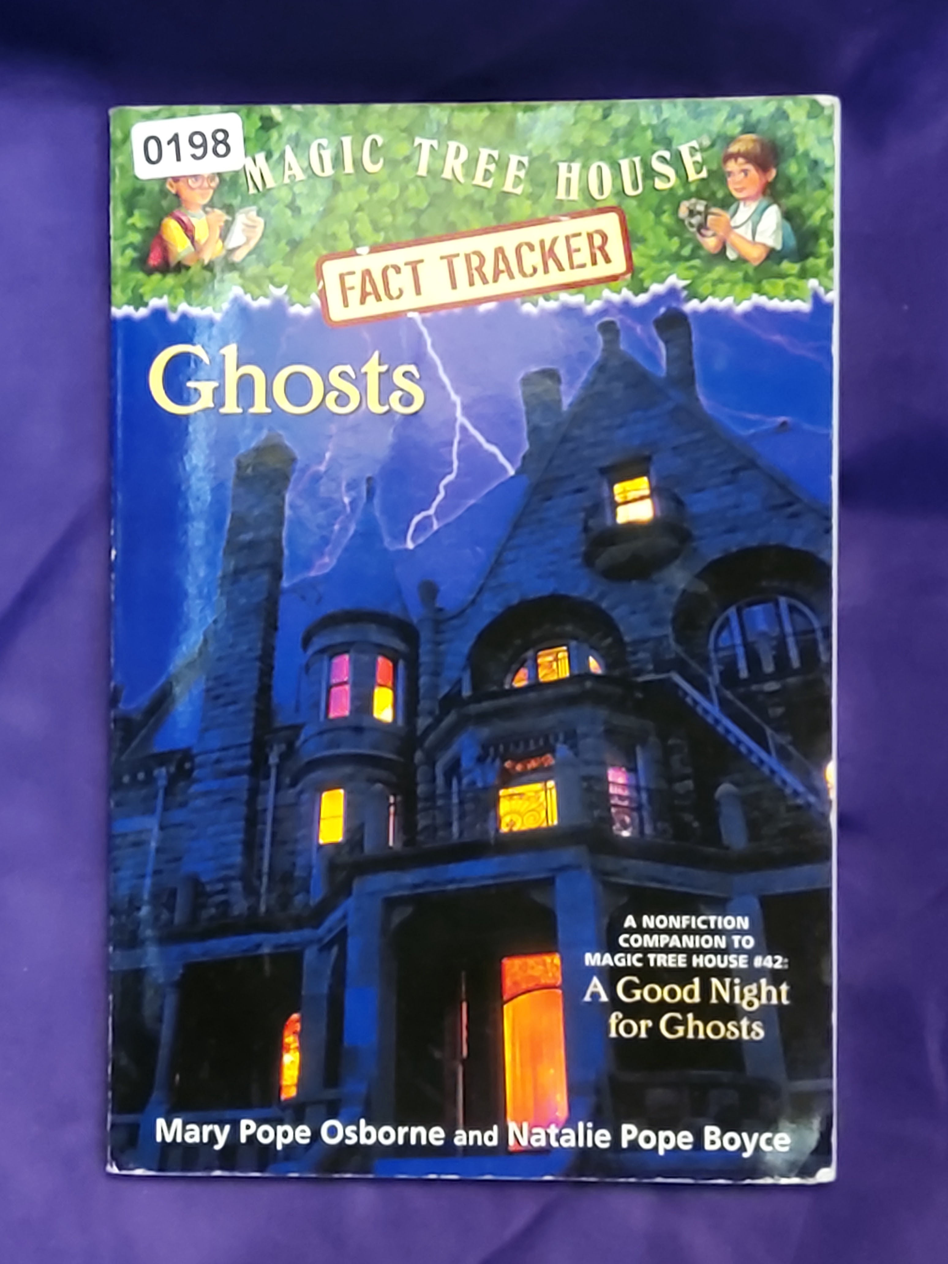 Magic Tree House Fact Tracker: Ghosts : A Nonfiction Companion {0198}