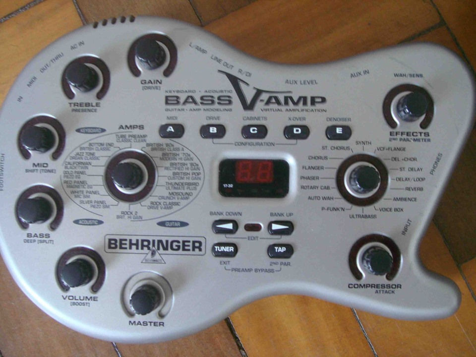 Behringer Bass V-Amp R$ 400