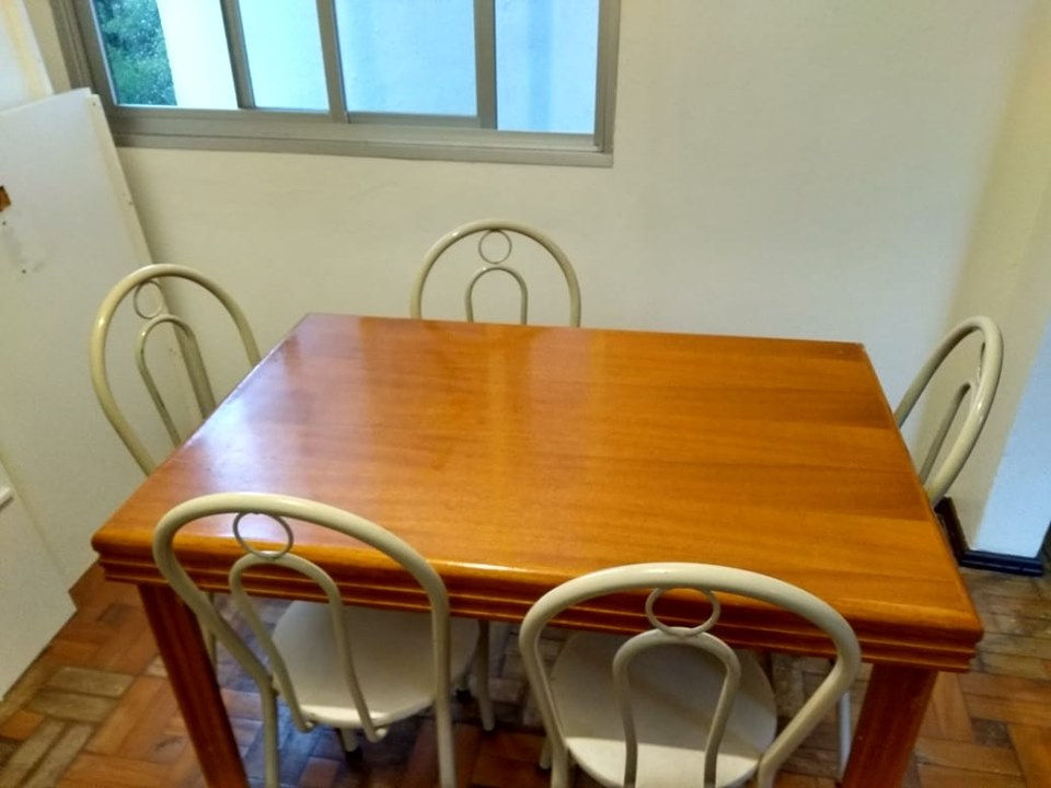 Mesa com 5 cadeiras R$ 180