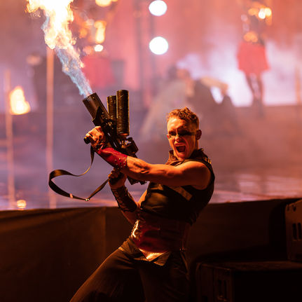 Fotografie z cirkusového vystoupení Magická fontána, které kombinuje moderní efekty a je věnováno Františku Křižíkovi. Křižíkova fontána, hodně vody, ohně, plamenomety a živá hudba.