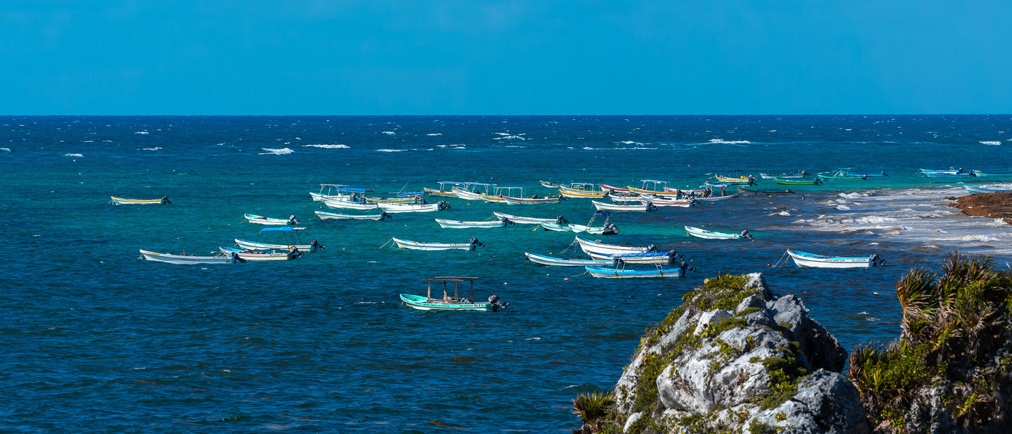 Čluny v zátoce, Tulum, Mexiko.