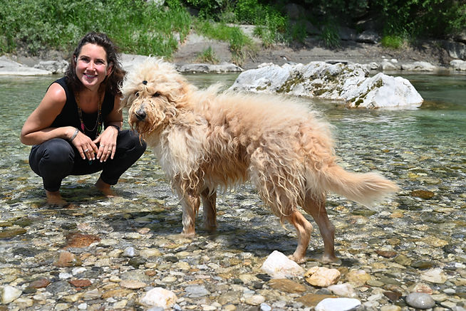 Melanie mit ihrem Hund Samy im Wasser