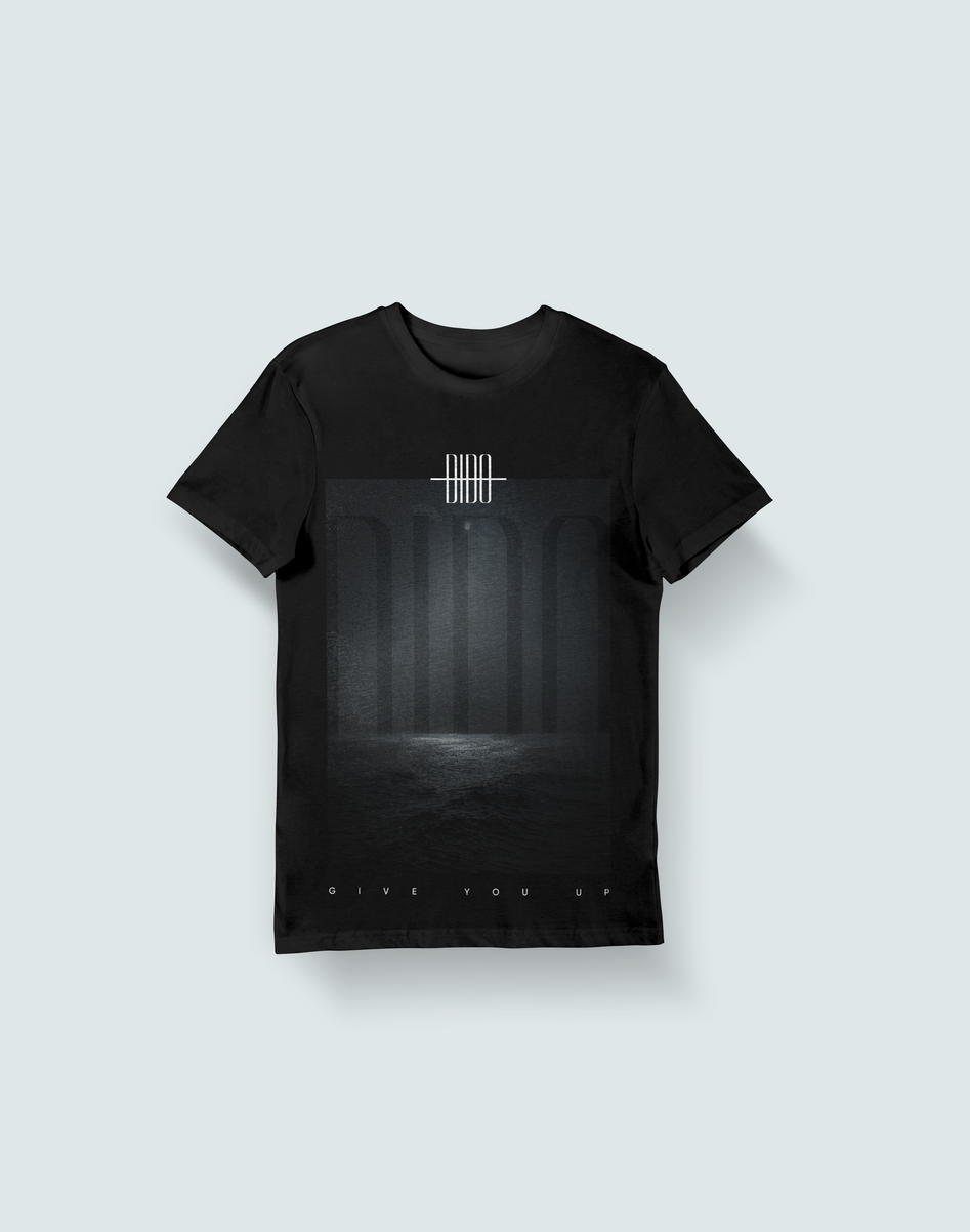 t-shirt-white-plaid-basic-wardrobe-essentials-02.png