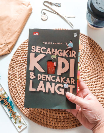Review Buku: Secangkir Kopi & Pencakar Langit oleh Aqessa Aninda