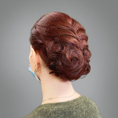 Viininpunainen nutturakampaus