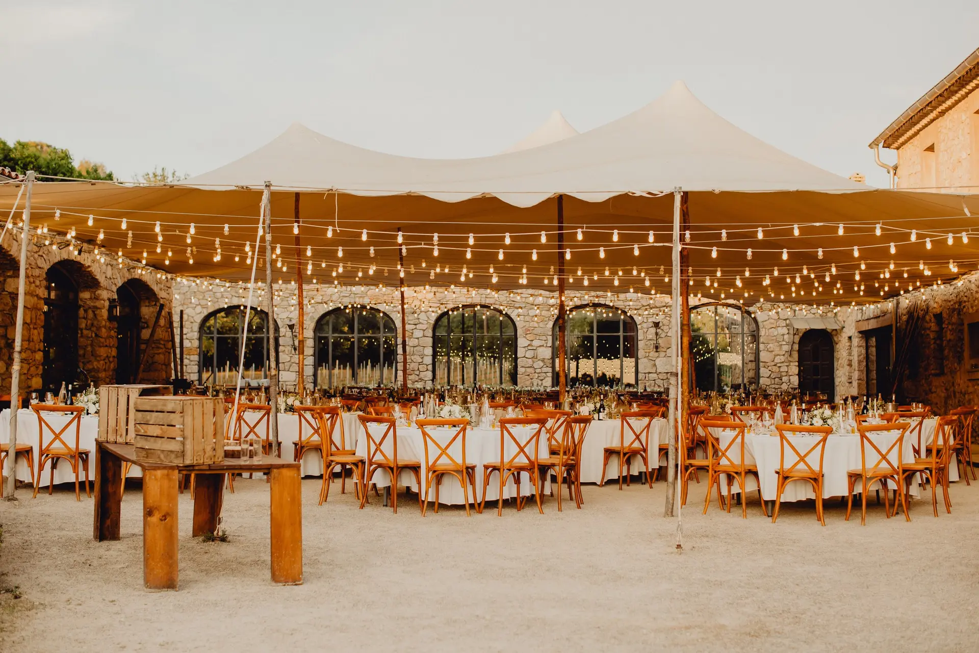 Mise en lumière guirlandes guinguette idée de décoration pour mariage 2025