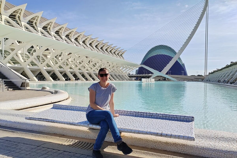 Magyar idegenvezető a valenciai Ágora és CaixaForum épülete előtt a Művészetek és Tudományok Városában.