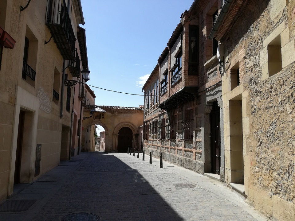 segovia középkori utcája, vaskos kőfalakkal