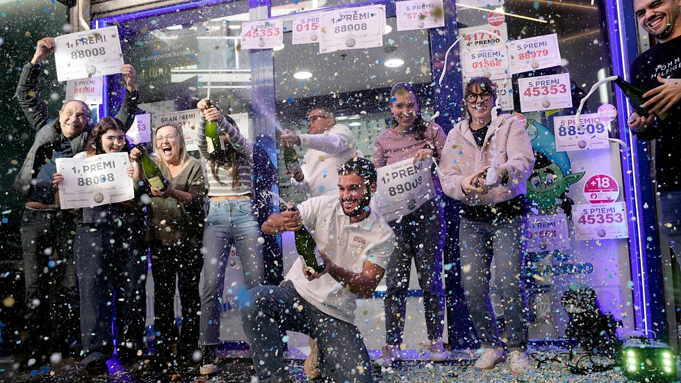 emberek ünnepelnek Spanyolországban, a karácsonyi lottósorsolás után. Kezükben pezsgő és a nyertes számokkalkartonpapír