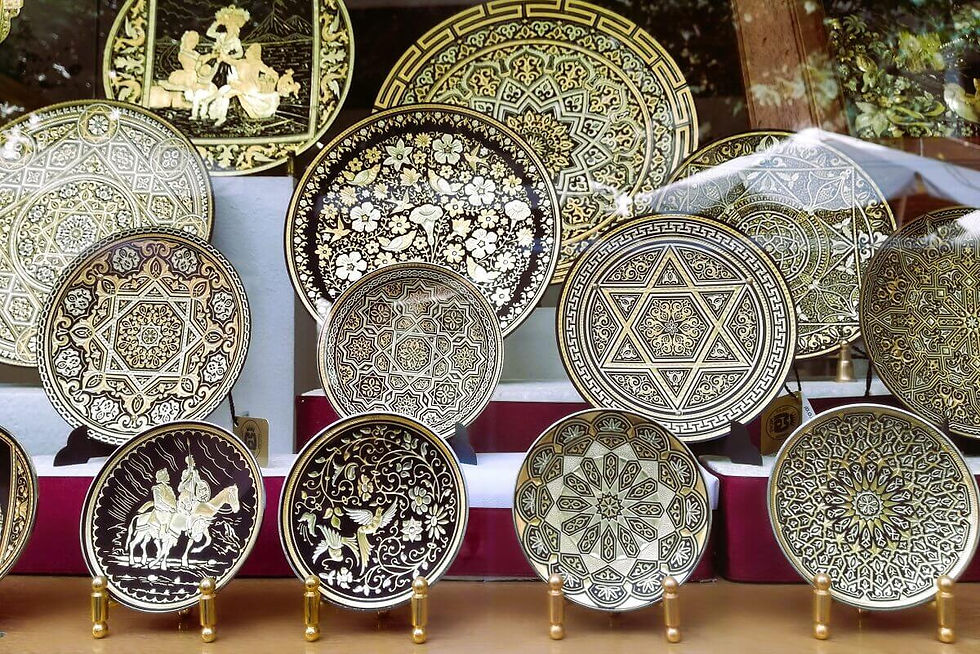 Kézzel készült toledói damaszkolású (damasquinado) dísztányérok aranyberakással – Egyedi kézműves szuvenír Toledóból