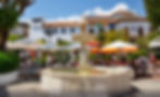 Marbella főtere szökőkúttal, és éttermekkel