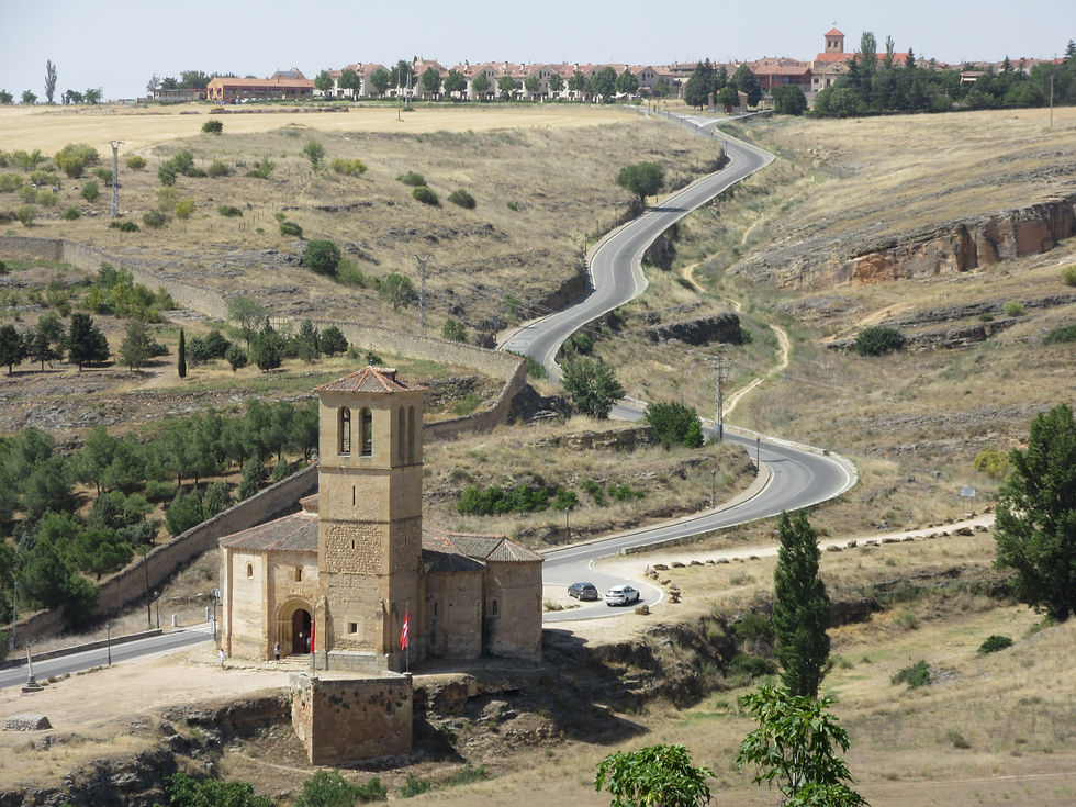 Távoli nézet a Vera Cruz-templomról Segovia határában, a 12-szögletű középkori épület a domboldalon áll, természetes környezetben.