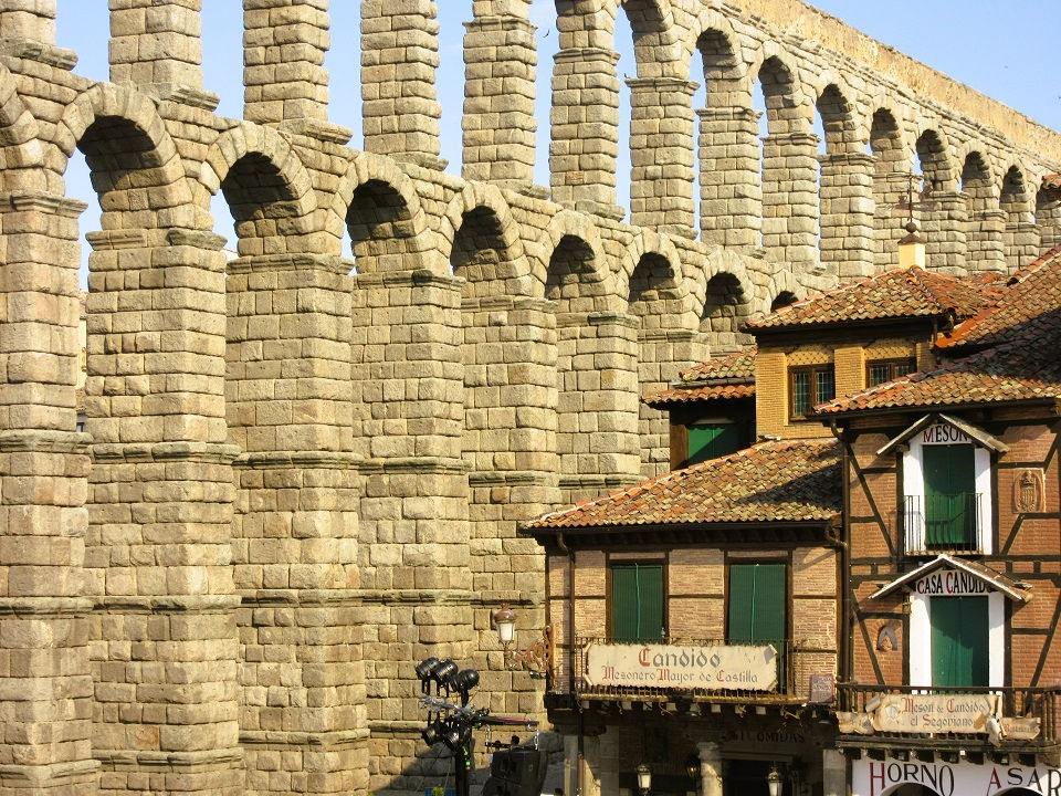 segovia látnivalók római vízvezeték és egy hangulatos étterem előtte