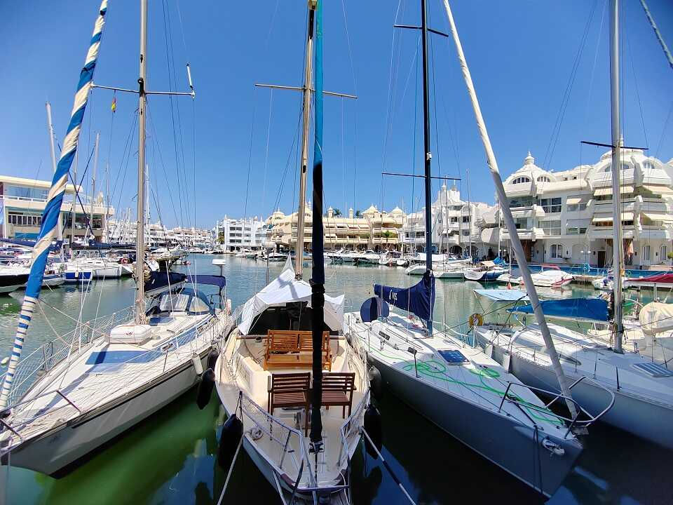 Benalmádena kikötő jachtokkal, háttrében épületek