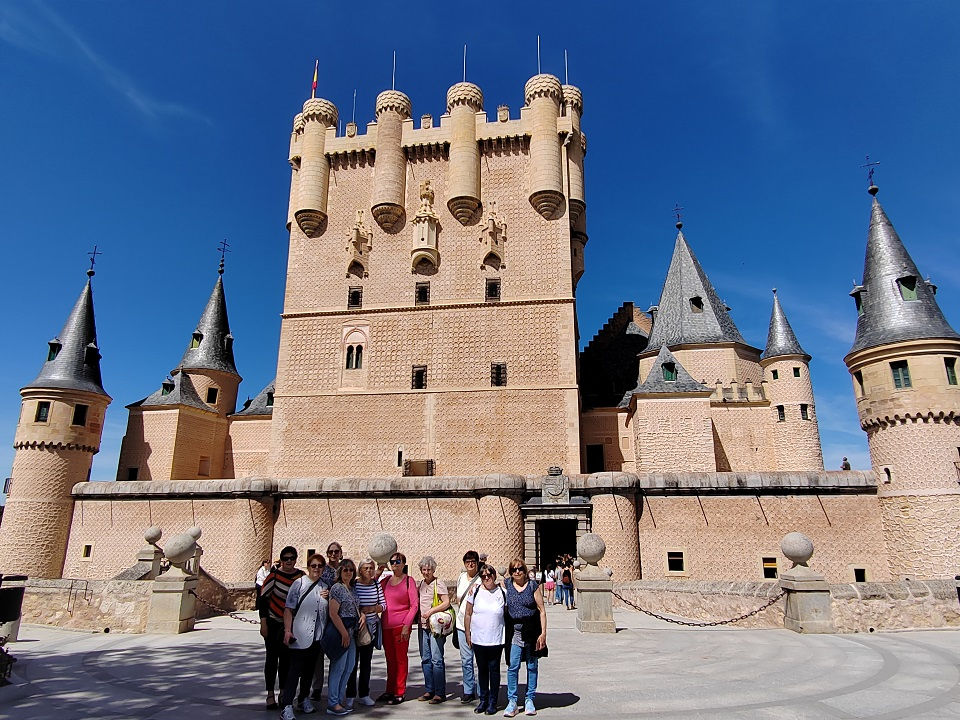 segovia látnivalók alcazar mese kastély tornyokkal előtérben egy magyar turistacsoporttal