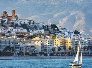 Hangulatos tengerparti város a Costa Blancán, Alicante közelében (Spanyolország)