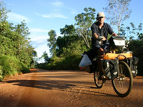 Sur une piste de Kalimantan, Bornéo, Indonésie, voyage à vélo Japon-France, Nicolas Ternisien