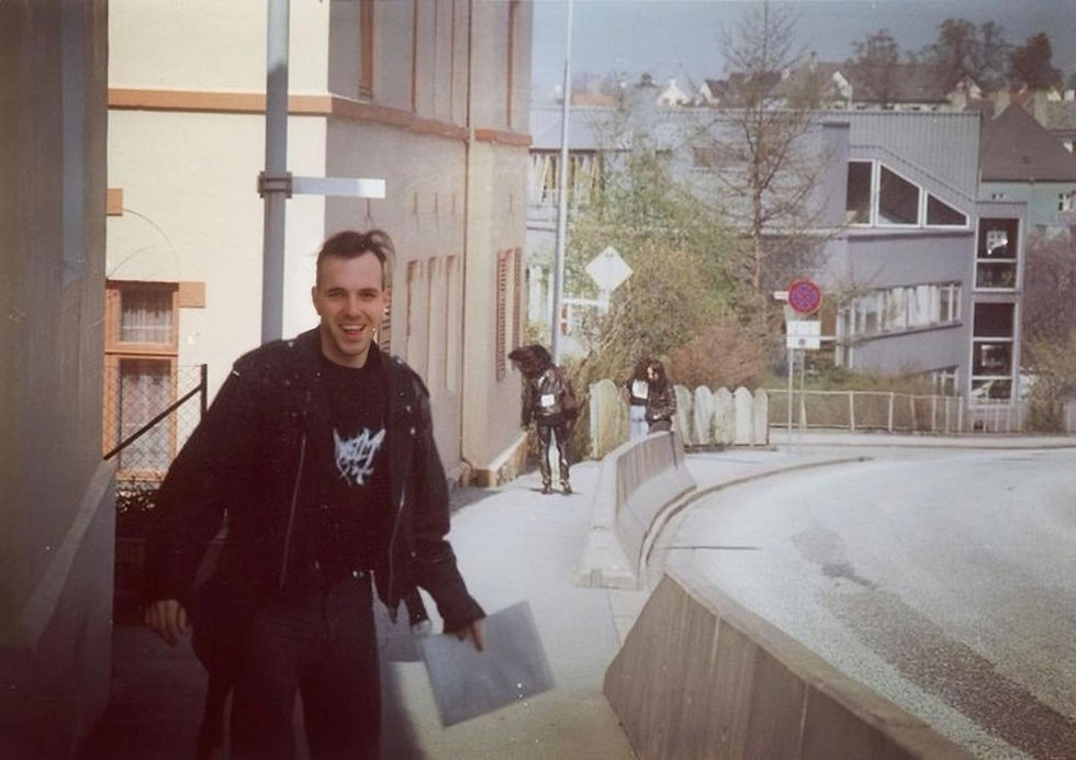 Attila Csihar, "De Mysteriis Dom Sathanas" albüm kaydı için Norveç'te. Arkada kaldırımda ise Euronymous, Snorre Ruch ve Hellhammer bulunuyor.